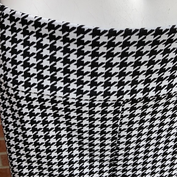 Soho Black/White Houndstooth Print Stretch Pants - Picture 6 of 9